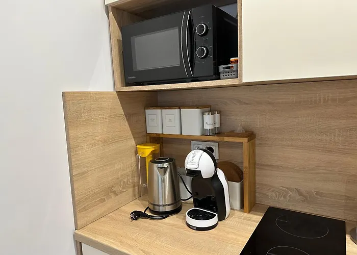 アパート 14 Nina - Debina